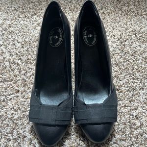 Brooks Brothers black pump with bow, 9.5